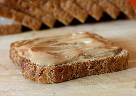 Brot mit Aufstrich, backen, Tafel, Brot, Frühstück, braun, Butter, gebuttert, Hacken, Krume, köstlich, Diät, Fett, Mast, fetthaltig, Lebensmittel, frisch, golden, Gesundheit, gesund, Zuhause, hungrig, Küche, gemacht, Mahlzeit, Affe, Ernährung, Nüsse, Fettleibigkeit, Erdnuss, Erdnüsse, Sandwich, Snack, Geschmack, Toast, getoastet, ungesund, Weizen, Holz, hölzern, Scheibe, Holz - Material, Frische, Essen und Trinken, Süßes Essen, drinnen, gebacken, Süss, Fokus auf den Vordergrund, Dessert, Nahansicht, gesundes Essen, fertig für den Verzehr, keine Leute, Obst, Kuchen, Schneidbrett, Wohlbefinden, hausgemacht, Versuchung, Komfort Essen, 2K, CC0, gemeinfrei, lizenzfrei
