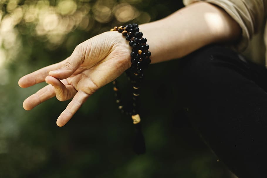 venstre, hånd, armbånd, person, håndskilt, vulst, håndled, arm, finger, gestus, yoga, Mudra, tæt på, mørk, mala, meditere, menneskelig kropsdel, menneskelig hånd, gestikulerer, mennesker, fokus på forgrunden, Kvinder, voksen, kropsdel, menneskelig finger, smykker, udendørs, emotion, positive følelser, dag, menneskelig lem, 2K