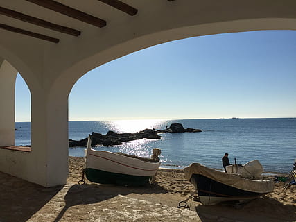 mar, costa, aigua, cel, vaixell nàutic, naturalesa, transport, horitzó, manera de transport, horitzó sobre l’aigua, llum solar, escenics - natura, dia, cel clar, arquitectura, bellesa a la natura, terra, estructura construïda, platja, cap gent, arc, a l'aire lliure, columna arquitectònica, barca de rems, 2K, CC0, domini públic, lliure de regalies