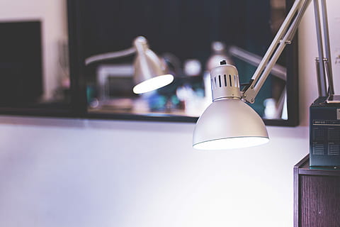 ambientazione, trasformato, grigio, lampada da studio, specchio, lampada, luce, interno, ufficio, bicchiere, riflessione, sedia, tavolo, mobilia, luz, flexo, attrezzatura per l'illuminazione, lampada elettrica, illuminato, concentrarsi sulle conoscenze acquisite, elettricità, lampadina, sospeso, nessuno, luce elettrica, tecnologia, in casa, luce pendente, avvicinamento, paralume, interno di casa, metallo, notte, cavo, caratteristica della parete, 5K, CC0, dominio pubblico, privo di copyright