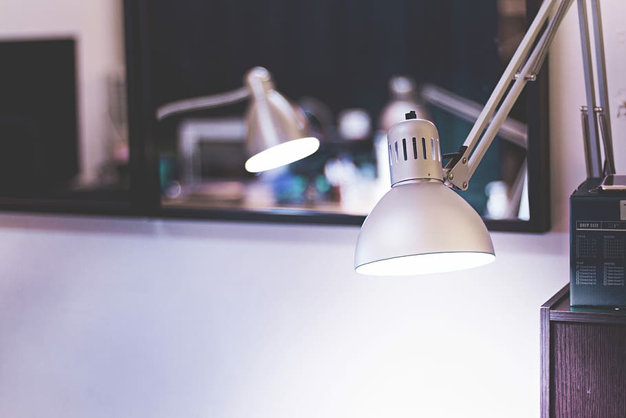 ambientazione, trasformato, grigio, lampada da studio, specchio, lampada, luce, interno, ufficio, bicchiere, riflessione, sedia, tavolo, mobilia, luz, flexo, attrezzatura per l'illuminazione, lampada elettrica, illuminato, concentrarsi sulle conoscenze acquisite, elettricità, lampadina, sospeso, nessuno, luce elettrica, tecnologia, in casa, luce pendente, avvicinamento, paralume, interno di casa, metallo, notte, cavo, caratteristica della parete, 5K