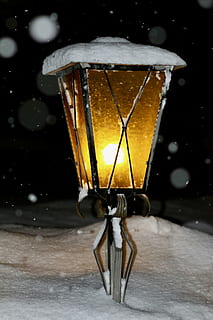 lantaarn, licht, sneeuwval, sneeuw, winter, donker, koude temperatuur, geen mensen, detailopname, focus op de voorgrond, verfrissing, drinken, eten en drinken, tafel, glas - materiaal, nacht, stilleven, transparant, sneeuwen, binnenshuis, bier, glas, 5K, CC0, publiek domein, royaltyvrij