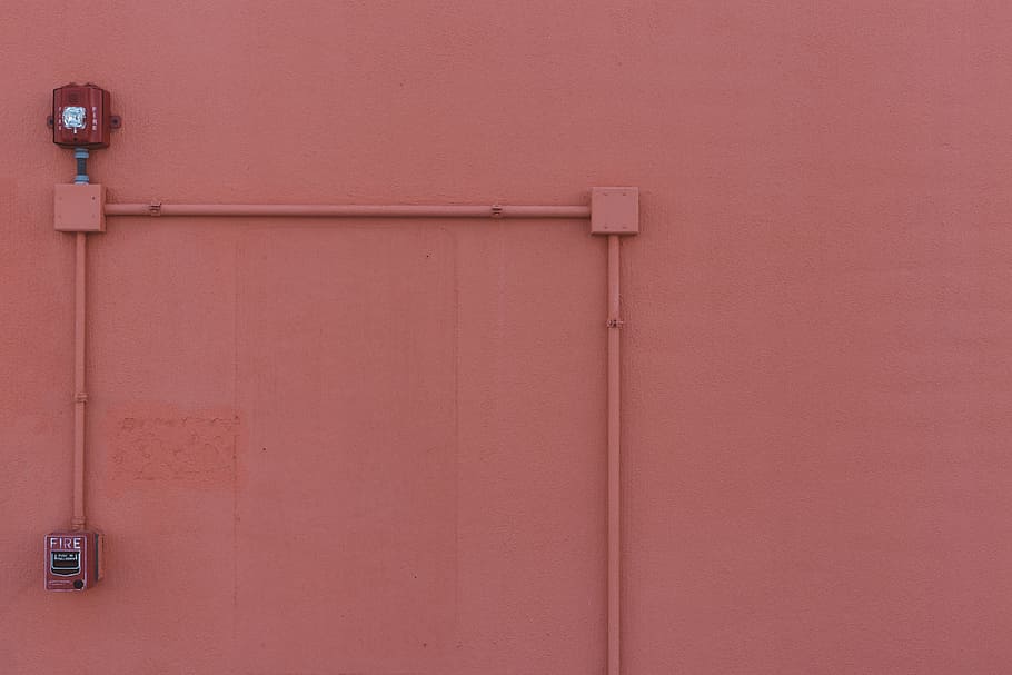 paret, disseny, interior, seguretat, elèctric, disseny d'interiors, minimalisme, arquitectura, estructura construïda, funció de construcció de parets, cap gent, protecció, exterior de l'edifici, dia, còpia espai, a l'aire lliure, color rosa, entrada, signe, porta, tecnologia, metall, naturalesa, primer pla, tub de tub, 5K