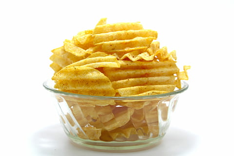 bocadillo, patata, comida, cuenco, merienda, basura, de cerca, aislado, montón, contenido, especia, frito, delicioso, blanco, gordo, insalubre, engordante, amarillo, vida, sal, pila, completo, crujiente, chip, consumir, comer, sabroso, gusto, oro, cerrar, consumidor, racimo, caloría, salado, dorado, dispersión, nutrición, picante, productos alimenticios, delicado, alimento, grasiento, comestible, vaso, separar, papa preparada, comida y bebida, comida rápida, comer poco saludable, papas fritas, Fondo blanco, listo para comer, foto de estudio, adentro, naturaleza muerta, nadie, frescura, Sacar comida, tentación, papas fritas de comida rápida, plato de papel, 4K, CC0, dominio público, libre de derechos