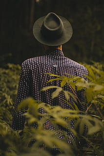 mand, stående, grøn, bladede, planter, dagtimerne, person, iført, sort, hvid, kjole skjorte, omgivet, mand i blåt, blå knap, knap op, fedora hat, grønt blad, perosn, bag, tilbage, hat, kort, en person, landlige scene, natur, udendørs, mennesker, kaukasisk etnicitet, Mark, cowboy hat, gammeldags, voksen, ikke-urbane scene, landbrug, retro stylet, gård, sombrero, kun voksne, tøj, selektiv fokusering, rigtige mennesker, tre kvart længde, bagfra, jord, dag, stråhat, plante, mønster, vækst, tæt på, 5K, CC0, offentligt domæne, royaltyfrie