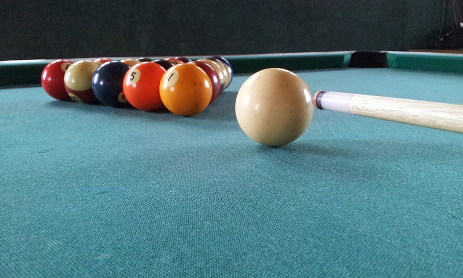 selectiu, focalitzar la fotografia, piscina de taula, billar, taula, taula de billar, juze, empresa, pilotes, jugar, pilota, esport, pilota de piscina, esport de piscina, indicació de la piscina, jocs d’oci, relaxació, bola de senyal, activitat d'oci, a l'interior, esfera, snooker, cap gent, precisió, primer pla, billar i piscina, punteria, equipament esportiu, sala de billar, 1080P