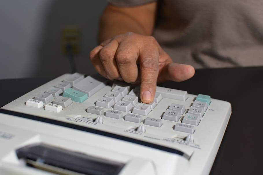 Person, berühren, grau, Weiß, Taschenrechner, Buchhaltung, Mathematik, menschliche Hand, Geschäft, Menschen, Technologie, Nahansicht, Männer, nur für Erwachsene, eine Person, menschliches Körperteil, drinnen, Erwachsene, Hand, Mittelteil, Kommunikation, Besetzung, reifer erwachsener, Vorderansicht, Tabelle, halten, Finanzen, Finger, Tastatur, berechnend, Baby-Boomer, 5K