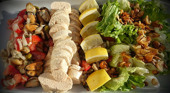 Kabeljaurogen, Fisch, Spezialität, Hose, Delikatesse, Essen, Frühling, Rogen, Innereien, Lebensmittel, Zitrone, Kabeljau, serviert, Salat, Zwiebel, Muscheln, Essen und Trinken, Frische, Fleisch, gesundes Essen, Gemüse, Wohlbefinden, Teller, fertig für den Verzehr, Stillleben, Obst, Hähnchen, Hühnerfleisch, drinnen, keine Leute, High Angle View, Wahl, Brot, Grüner Salat, weißes Fleisch, Snack, 4K, CC0, gemeinfrei, lizenzfrei