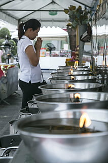 doa, api, Kuil, lilin, minyak, lampu, api unggun, panas, membakar, berdoa, logam, mangkuk, perspektif, wanita, Thai, agama Buddha, Thailand, pendudukan, satu orang, orang sungguhan, dalam ruangan, makanan dan minuman, bisnis, kedudukan, dewasa, makanan, dapur, laki-laki, kerja, industri makanan dan minuman, fokus selektif, panjang tiga perempat, restoran, persiapan, bisnis kecil, perempuan, koki, menyiapkan makanan, seragam, 4K, CC0, domain publik, bebas royalti