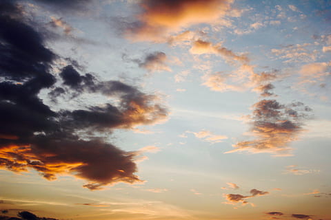 cel, núvols, raigs, blau, núvols foscos, formen núvols, cel cobert, cel de la nit, núvol - cel, posta de sol, cloudscape, bellesa a la natura, naturalesa, cel dramàtic, cap gent, escenics - natura, tranquil·litat, color taronja, llum solar, medi ambient, atmosfera, vista d’angle baix, idíl·lic, escena tranquil·la, color vibrant, a l'aire lliure, vent, meteorologia, brillant, 5K, CC0, domini públic, lliure de regalies