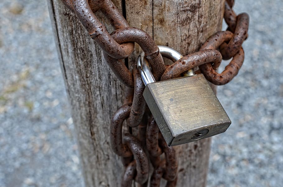zámek, řetěz, kov, bezpečnostní, ochrana, bezpečnost, zamčené, bezpečný, Zavřeno, zajistit, klíč, visací zámek, venku, rezavý, detail, den, nikdo, síla, zaměřit se na popředí, závěsný, spojení, starý, texturou, zvětralý, vysoký úhel pohledu, 4K