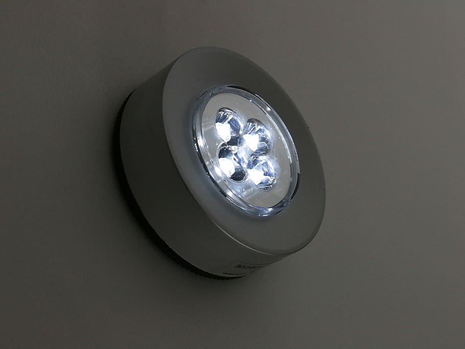 zapnuto světlo, světlo, osvětlení, vedený, elektřina, svítilna, noc, svítidla, strop, aplikovat, osvětlovací zařízení, uvnitř, nikdo, technologie, detail, domácí místnost, auto, elektrická lampa, motorové vozidlo, vysoký úhel pohledu, studio shot, tvar, paliva a energie, jeden objekt, sklo - materiál, způsob dopravy, svítí, šedá, luxus, drahokam, 4K