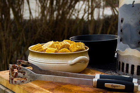 maíz, interrogatorio intenso, estera, comida y bebida, comida, frescura, listo para comer, centrarse en primer plano, mesa, nadie, de cerca, bocadillo, naturaleza muerta, frito, árbol, postre, indulgencia, material de madera, dulce, beber, envase, día, utensilio de cocina, tentación, 2K, CC0, dominio público, libre de derechos