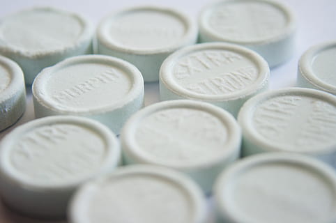 peppermynte, mints, sukkertøy, forfriskende, mynte, søt, mat, hvit, sukker, behandle, smak, nærbilde, ingen folk, stor gruppe gjenstander, studio skudd, innendørs, full ramme, helsevesen og medisin, virksomhet, selektiv fokusering, stilleben, på rad, dose, sirkel, pille, ekstrem nærbilde, medisin, overflod, geometrisk form, gruppe av objekter, makro, sølvfarget, 2K, CC0, offentlig domene, opphavsrett gratis