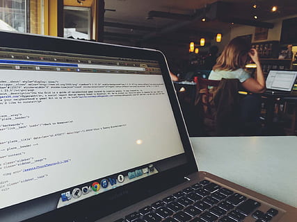 laptop, kerja, macbook, kafe, aplikasi, bisnis, coding, komputer, data, tampilan, hacker, monitor, programmer, pemrograman, layar, teknologi, komunikasi, teknologi nirkabel, koneksi, orang sungguhan, satu orang, dewasa, perempuan, dalam ruangan, menggunakan laptop, meja, perangkat komputer, teks, perangkat informasi portabel, layar komputer, gaya rambut, keyboard, 1080P, CC0, domain publik, bebas royalti