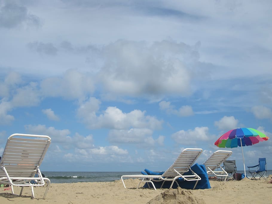 strand, skyer, slap af, lempelse, sand, sommer, himmel, solarier, paraply, jord, stol, vand, hav, lænestol, horisont over vand, horisont, sky - himmel, Strandparaply, skønhed i naturen, skygge, scenics - natur, natur, strandstol, parasol, udendørs, ingen mennesker, udendørs stol, 4K