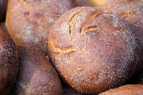 schließen, Fotografie, Haufen, Brot, Mehl, backen, Kruste, Backwaren, knusprig, Getreide, Snack, Brot backen, Bäcker, Lebensmittel, Essen, Laib, Brotkruste, ein Leib Brot, frisch, Bauernbrot, Essen und Trinken, Frische, gebacken, Nahansicht, keine Leute, braun, drinnen, Stillleben, Geschäft, Fokus auf den Vordergrund, Bäckerei, Wohlbefinden, gesundes Essen, Vollkorn, fertig für den Verzehr, Vollbild, französisches Essen, Vollkornbrot, 5K, CC0, gemeinfrei, lizenzfrei