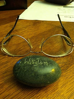 Brillen mit Messingrahmen, Vorderseite, Stein, Messing-, Rahmen, Brille, Weisheitstext, Weisheit, Arbeiten, Wissen, Brillen, Studie, Bildung, Text, Kommunikation, drinnen, Tabelle, keine Leute, Stillleben, Nahansicht, westliche Schrift, Holz - Material, High Angle View, persönliches Accessoire, Holz, Schmuck, Liebe, Emotion, Kunst und Handwerk, Fokus auf den Vordergrund, Tag, 2K, CC0, gemeinfrei, lizenzfrei