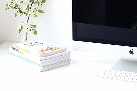 libros, junto a, plata imac, computadora, teclado, manzana, electrónica, moderno, tecnología, negocio, oficina, trabajo, escritorio, blanco, interior, planta, monitor de computadora, mesa, nadie, apilar, comunicación, adentro, mueble, flor, planta floreciendo, conexión, equipo de computadora, naturaleza, copia espacio, tecnología inalámbrica, publicación, el color blanco, 5K, CC0, dominio público, libre de derechos