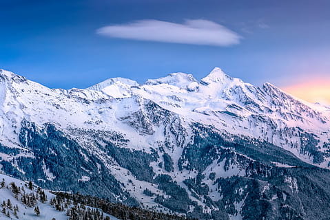 Schnee, bedeckt, Berg, Blau, Himmel, weißer Alpenberg, Gebirge, felsig, schneebedeckt, gefroren, Schweiz, Baum, Wolke, Sonnenaufgang, Wolkengebilde, Schneekappe, Bergrücken, klettern, Winter, Szenen - Natur, kalte Temperatur, Schönheit in der Natur, Umgebung, Natur, schneebedeckter Berg, Landschaft, keine Leute, Ruhe, ruhige Szene, Gipfel, wolke - himmel, idyllisch, draußen, Kiefer, über, Nadelbaum, 5K, CC0, gemeinfrei, lizenzfrei