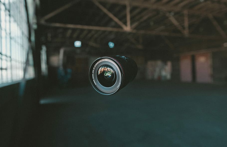 selektiv, fokus fotografering, sort, zoom, linse, mid, luft, sort sikkerhedskamera, kamera len, len, flydende, levitation, by-, lager, fotografering, levitation fotografering, kamera taske, videography, video, film, korn, kameralinsen, objektiv - optisk instrument, indendørs, fotografering temaer, fokus på forgrunden, kamera - fotografisk udstyr, teknologi, geometrisk form, cirkel, arkitektur, dag, form, bygget struktur, ingen mennesker, tæt på, meddelelse, industri, fotografisk udstyr, loft, 5K