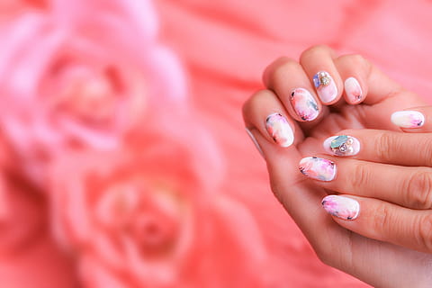 manicure, Kvinder, menneskelig hånd, fingernegl, tæt på, skønhed, ring, hunner, smykker, kærlighed, mennesker, menneskelig finger, lyserød farve, smuk, mode, luksus, kaukasisk etnicitet, elegance, menneskelig kropsdel, neglelak, søm, hånd, voksen, kropsdel, Negle kunst, skønhedsbehandling, finger, smuk kvinde, malerier negle, 1080P, CC0, offentligt domæne, royaltyfrie