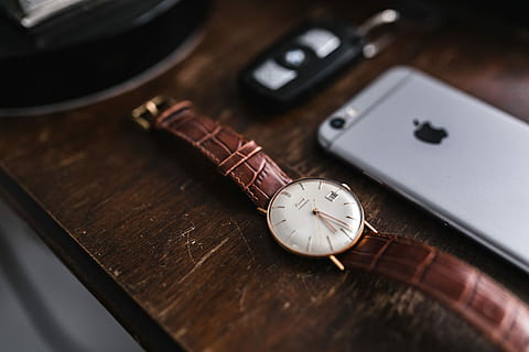 holde øje, Brun, læder tegnebog, Apple iPhone 6, årgang, læder, tegnebog, teknologi, iphone, iphone 6, væsentlige, han-, hipster, iphone 6s, grå iphone, tissot, enheder, mandig, udstyr, gammeldags, retro stylet, gammel, antik, enkelt objekt, ingen mennesker, indendørs, tæt på, ur, dag, minut hånd, tid, bord, selektiv fokusering, stilleben, træ - materiale, høj vinkel visning, nummer, studio skud, kunstkultur og underholdning, armbåndsur, nøjagtighed, personlige tilbehør, 4K, CC0, offentligt domæne, royaltyfrie