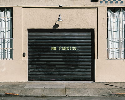 schwarz, Rolltor aus Metall, Parkplatz drucken, Weiß, Garagentor aus Stahl, schließen, Kein Parken, Gebäudehülle, die Architektur, gebaute Struktur, keine Leute, draußen, Tag, Text, Kommunikation, Zeichen, westliche Schrift, Gebäude, Wandbau - Funktion, geschlossen, Eingang, Information, Verschluss, Sonnenlicht, Sicherheit, Fenster, Tür, 4K, CC0, gemeinfrei, lizenzfrei