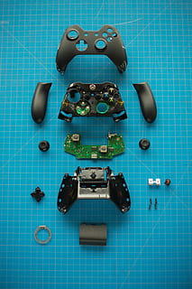 zdemontowany, xbox, jeden, kontroler, zdalny, urządzenie, kontroler gier, niebieski, wewnątrz, posadzka, Bezpośrednio powyżej, dachówka, żadnych ludzi, wysoki kąt widzenia, układ, wzór, reprezentacja, duża grupa obiektów, zmiana, martwa natura, ludzka reprezentacja, wybór, studio strzał, porozumiewanie się, krata, zamówienie, technologia, niebieskie tło, wykafelkowana podłoga, 5K, CC0, domena publiczna, darmowe zdjęcia