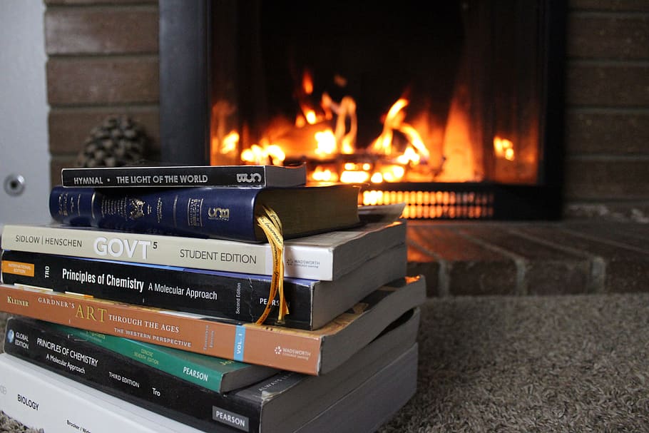 calore, camino, fiamma, studia, compiti a casa, Bibbia, inni, cristiano, fuoco, caldo, bruciare, energia, legna, legna da ardere, luce, fiammeggiante, ardente, rosso, giallo, luminosa, arancia, raggiante, inverno, Casa, interno, infiammabile, mattone, Fumo, buio, inferno, notte, fuoco - fenomeno naturale, calore - temperatura, nessuno, in casa, natura, tecnologia, comunicazione, cultura artistica e intrattenimento, concentrarsi sulle conoscenze acquisite, interno di casa, avvicinamento, legno - materiale, architettura, musica, pila, 5K