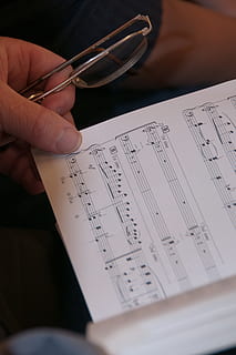 Chor, singen, Probe, Sänger, Musik-, Übung, menschliche Hand, Hand, menschliches Körperteil, halten, eine Person, Körperteil, Stift, drinnen, Papier-, echte Menschen, Besetzung, Männer, Finger, Schreiben, menschlicher Finger, High Angle View, nicht erkennbare Person, Nahansicht, selektiver Fokus, 4K, CC0, gemeinfrei, lizenzfrei