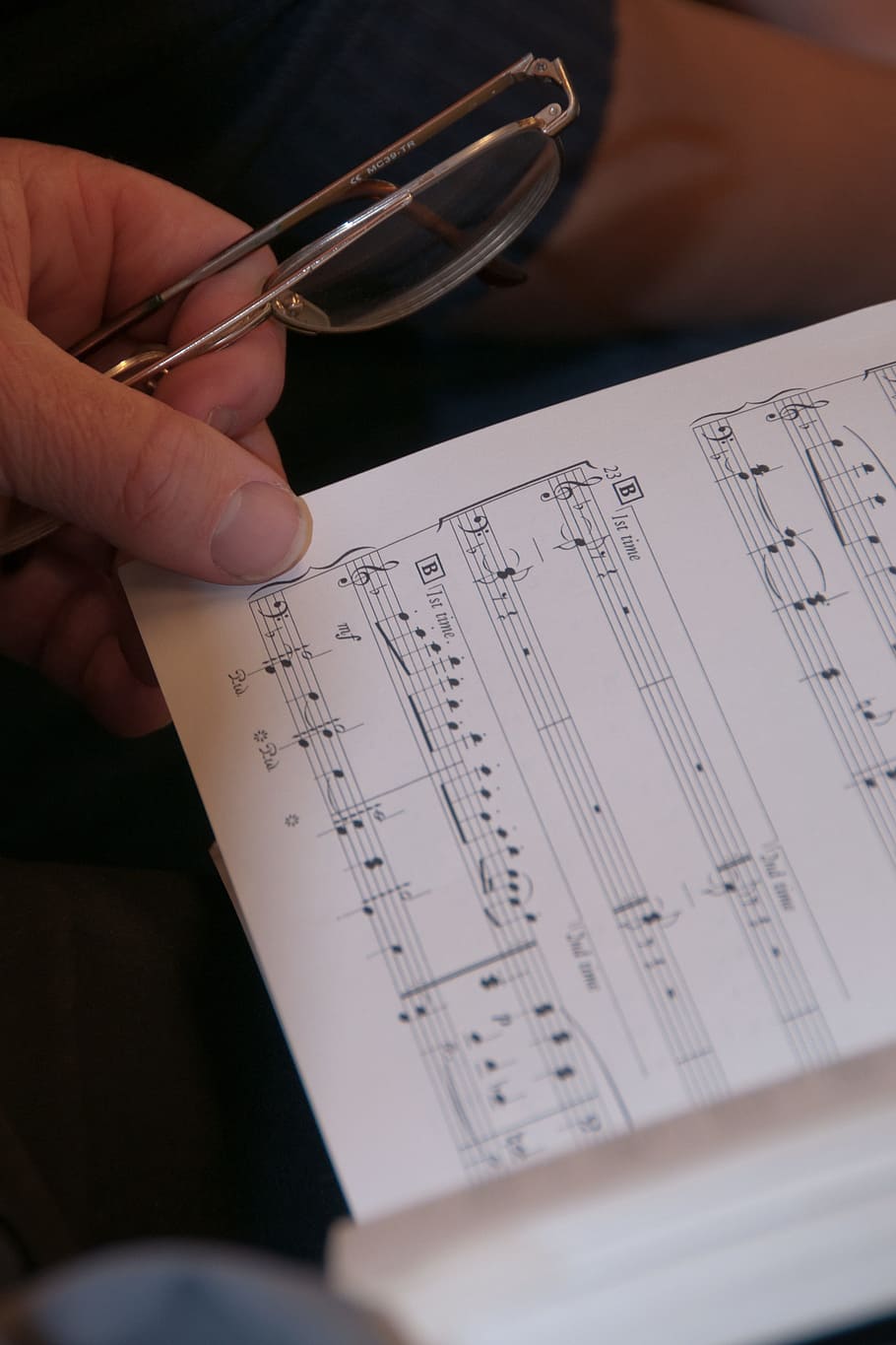 coro, cantare, campione, cantante, musica, esercizio, mano umana, mano, parte del corpo umano, detenzione, una persona, parte del corpo, penna, in casa, carta, persone reali, occupazione, uomini, dito, scrittura, dito umano, vista dall'alto, persona irriconoscibile, avvicinamento, messa a fuoco selettiva, 4K