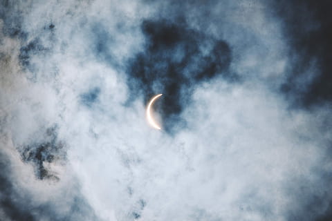 Luna creciente, nubes cúmulos, Luna, cubierto, nubes, creciente, nube, cielo, oscuro, color, Dom, solar, totalidad, eclipse, nube - cielo, espacio, astronomía, nadie, noche, naturaleza, belleza en la naturaleza, al aire libre, paisajes - naturaleza, vista de ángulo bajo, exploración, exploración espacial, sistema solar, azul, descubrimiento, meteorología, luz de la luna, 5K, CC0, dominio público, libre de derechos