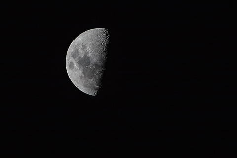 mezza luna, circondato, buio, in scala di grigi, foto, Luna, spazio, galassia, eclisse, declino, teleobiettivo, zoom, celeste, crateri, notte, astronomia, maestoso, superficie lunare, bellezza nella natura, natura, esplorazione dello spazio, Paesaggi, cielo, luna planetaria, Inquadratura dal basso, scenics - natura, copia spazio, nessuno, spazio e astronomia, la tranquillità, scena tranquilla, astrologia, scienza, all'aperto, sfondo nero, chiaro di luna, 4K, CC0, dominio pubblico, privo di copyright