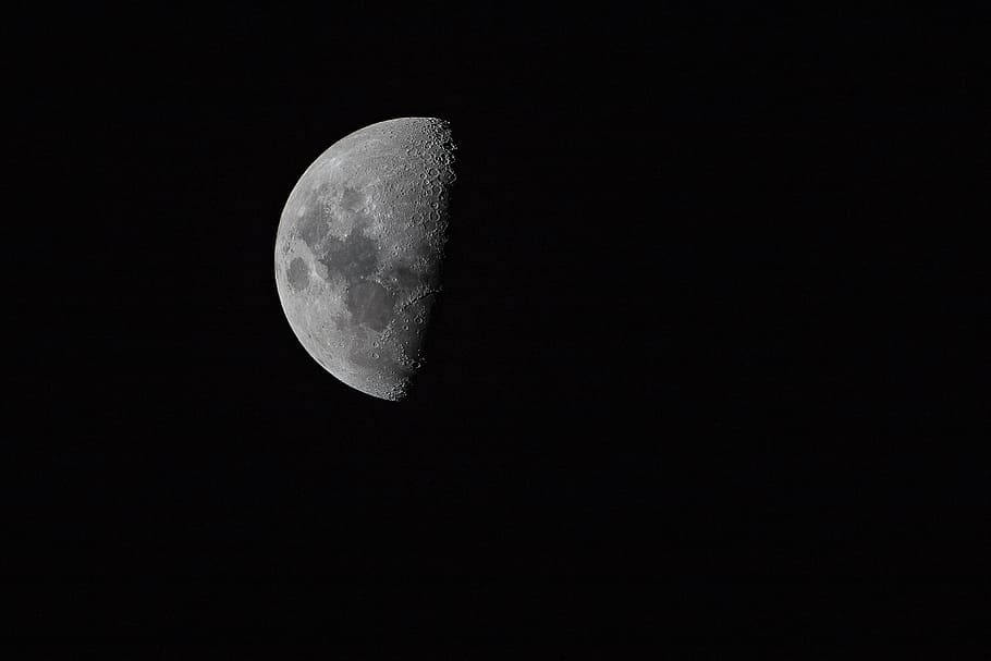 Mitja lluna, envoltat, foscor, escala de grisos, foto, lluna, espai, galàxia, eclipsi, decreixent, teleobjectiu, zoom, celestial, cràters, nit, astronomia, majestuós, superfície de la lluna, bellesa a la natura, naturalesa, exploració espacial, escenics, cel, Lluna planetària, vista d’angle baix, escenics - natura, còpia espai, cap gent, espai i astronomia, tranquil·litat, fosc, escena tranquil·la, astrologia, ciència, a l'aire lliure, fons negre, llum de la lluna, 4K