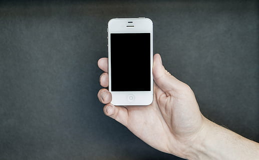 beyaz iphone 4 s, akıllı telefon, ekran, iphone, teknoloji, Görüntüle, cihaz, kablosuz, cep telefonu, telefon, adam, el, tutma, koyu arka plan, sosyal medya, iş, telefon etmek, modern, Internet, temas, taşınabilir bilgisayarlar, iletişim, büyük, copyspace, beyaz, 4s, elma, kablosuz teknoloji, taşınabilir bilgi cihazı, insan eli, insan vücudu parçası, telefonu kullanmak, bağ, stüdyo çekimi, bir kişi, gri, içeriye, dokunmatik ekran, boş, insan uzuv, parmak, 4K, CC0, kamu malı, telif ücretsiz