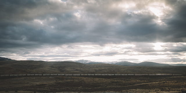 ull d'ulls, vista, muntanya, ennuvolat, cel, paisatge, tren, tempesta, núvols, camps, muntanyes, turons, rural, núvol - cel, medi ambient, escenics - natura, naturalesa, bellesa a la natura, Serra, escena tranquil·la, cap gent, tranquil·litat, escena no urbana, terra, núvol, dia, llum solar, a l'aire lliure, idíl·lic, 2K, CC0, domini públic, lliure de regalies