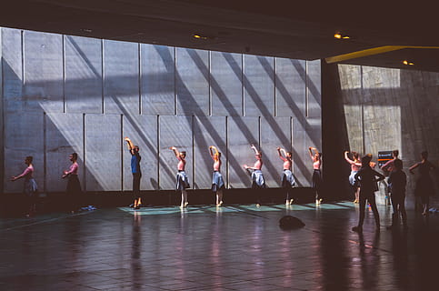 gruppo, bambini che eseguono ballerina, ballerine, praticante, camera, balletto, pratica, in guerra, museo della guerra, persone, a piedi, scena urbana, folla, movimento sfocato, in casa, donne, giorno, uomini, in piedi, persone reali, gruppo di persone, riflessione, adulto, stili di vita, struttura costruita, architettura, solidarieta, attività di svago, sport, soffitto, 4K, CC0, dominio pubblico, privo di copyright