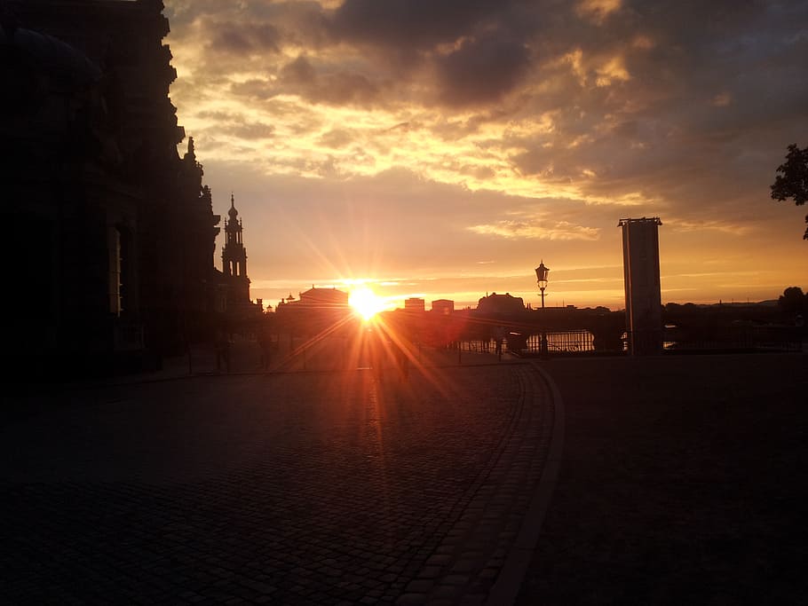 Dresda, cielo serale, tramonto, cielo, architettura, struttura costruita, nuvola - cielo, luce del sole, esterno dell'edificio, colore arancione, natura, scultura, sole, statua, costruzione, destinazioni di viaggio, arte e artigianato, raggio di sole, nessuno, città, storia, il passato, riflesso lente, 2K