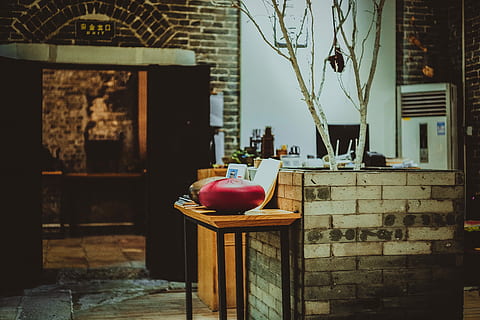 fotografia, Castanho, console, mesa, ilha de cozinha, caminho, conduzindo, outro, sala, casa, ninguém, arquitetura, estrutura construída, dentro de casa, plantar, dia, parede, comida e bebida, focar em primeiro plano, tijolo, natureza, Comida, fruta, parede de tijolos, interior de casa, frescura, ausência, 5K, CC0, domínio público, royalty free