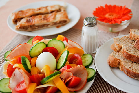 Solniczka, płyta, Sałatka, pieczywo pszenne, pszenica, chleby, chleb, śniadanie, ogórek, jajko, szynka, Sól, dieta, jedzenie, świeży, zdrowie, zdrowy, kuchnia, obiad, posiłek, pieprz, przekąska, stół, pomidor, warzywo, jedzenie i picie, wewnątrz, zdrowe odżywianie, owoc, świeżość, Gotowy do jedzenia, dobre samopoczucie, kawałek, żadnych ludzi, nabiał, widelec, szkło, porcelana, nóż stołowy, 4K, CC0, domena publiczna, darmowe zdjęcia
