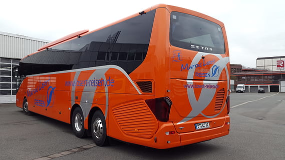 autobus, Pomarańczowy, niebo, chmury, podróżować, stoisko, pojazd, wakacje, setra, reklama, ślizgać się, kierowca autobusu, trener, autobus szkolny, warsztat, obsługa klienta, podróż autobusem, luksus, transport, środek transportu, kolor pomarańczowy, pojazd lądowy, samolot, biznes, Miasto, pojazd powietrzny, architektura, czerwony, przemysł, samochód ciężarowy, ulica, pojazd silnikowy, na dworze, transport towarowy, żadnych ludzi, Natura, 4K, CC0, domena publiczna, darmowe zdjęcia