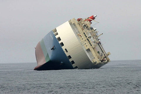 encallat, vaixell, gran, oceà, creu, embarcacions, vaixells, vehicles, transport, mar, vaixell nàutic, aigua, manera de transport, davant del mar, cap gent, naturalesa, dia, a l'aire lliure, enfonsar-se, horitzó, horitzó sobre l’aigua, cel, negocis, espatllat, naufragi, creuer, embarcacions de passatgers, 1080P, CC0, domini públic, lliure de regalies