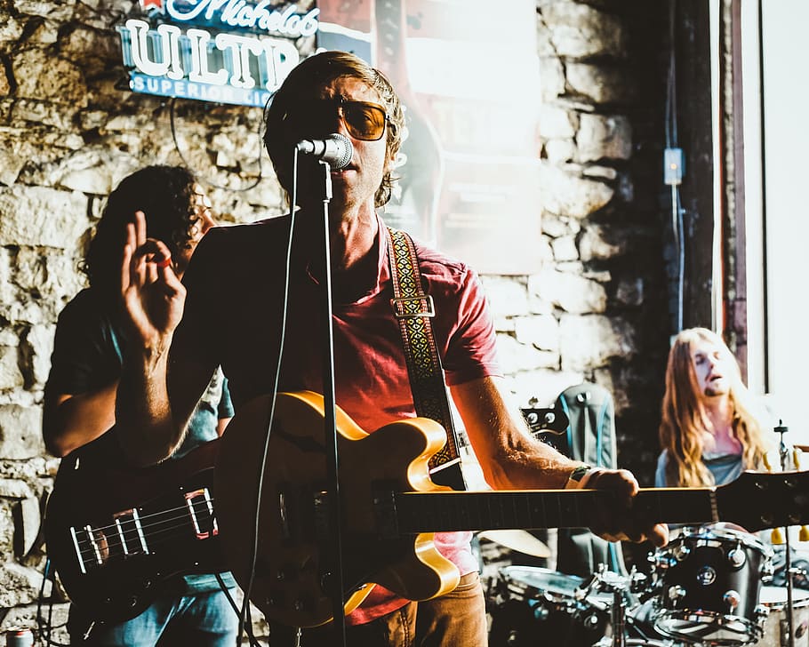mand, spille, guitar, sang, band vokalist, bedrift, elektrisk, bånd, vokalist, elektrisk guitar, musiker, musik, mennesker, herrer, guitarist, musikinstrument, performer, musikalske band, populær musik koncert, gademusiker, sanger, ung voksen, kun voksne, unge mænd, voksen, afslappet tøj, to personer, rigtige mennesker, meddelelse, briller, livsstil, forfra, teknologi, tre kvart længde, mode, fritidsaktivitet, dag, udendørs, 2K