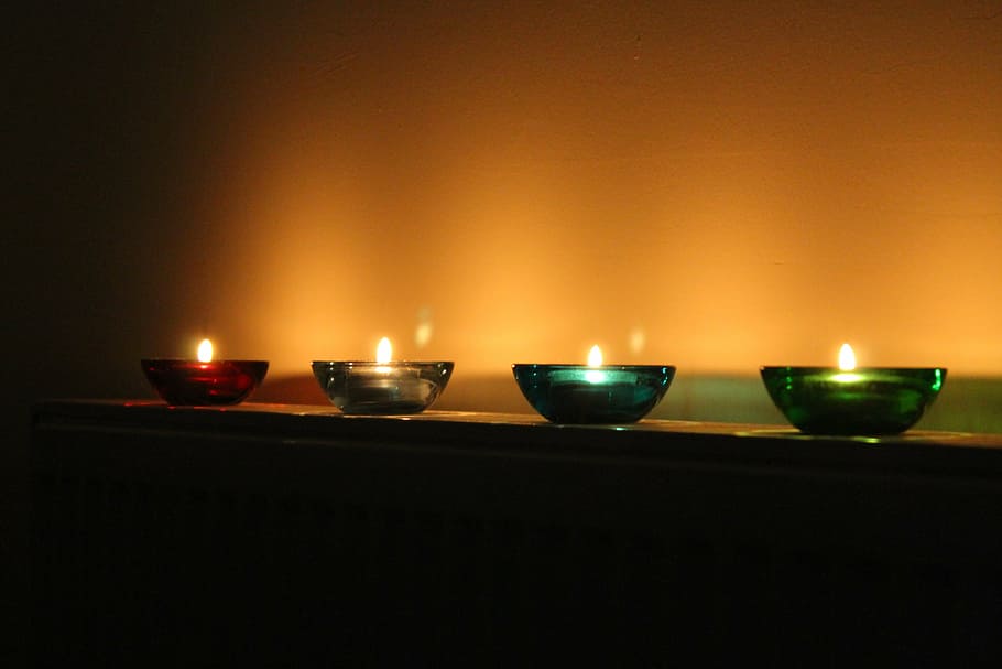 quatre, clar, bols de vidre, vela, llums, flama, foc, cremant, cap gent, foc - fenomen natural, a l'interior, calor - temperatura, bol, il·luminat, religió, grup d'objectes, creença, primer pla, naturalesa, fosc, diya - llum d'oli, en fila, 4K