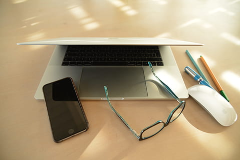 æble, kontor, notesbog, hjemmekontor, kreativ, macbook, web, iphone, arbejdsplads, webdesign, trådløs teknologi, meddelelse, bærbar, forbindelse, teknologi, computer, bord, briller, indendørs, bærbar informationsenhed, skrivebord, bærbarhed, ingen mennesker, pen, internet, smart telefon, forretning, computer netværk, tastatur, global kommunikation, personlige tilbehør, 5K, CC0, offentligt domæne, royaltyfrie