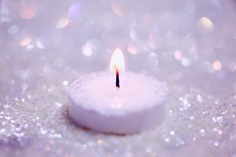 lămpi cu lumină albă, alb, lumânare, băț, superficial, focalizare fotografie, amurg, memorial, memorie, nuntă, macro, foc, ardere, flacără, foc - fenomen natural, iluminat, a închide, temperatura - temperatură, natură, luminos, în interior, celebrare, selectiv, nici o persoana, decor, Crăciun, culoarea roz, studio shot, glob de Craciun, echipamente de iluminat, ceai lumina, Violet, 5K, CC0, domeniu public, fără drepturi de autor
