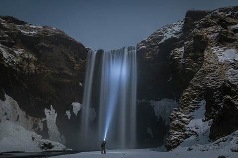 mand, stående, foran, vandfald, peger, lommelygte, imod, kaskade, vinter, nat, kold, sne, føler sig lille, natur, størrelse, lys, efterår, vand, foss, måne, scenics - natur, skønhed i naturen, lang eksponering, rock formation, rock-objekt, klippe, ikke-urbane scene, bevægelse, bjerg, solid, flydende vand, himmel, sløret bevægelse, rejsemål, flyder, turisme, bjergkæde, udendørs, magt i naturen, formation, 5K, CC0, offentligt domæne, royaltyfrie