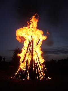 bål om natten, ild, bål, element, brand - naturligt fænomen, flamme, varme - temperatur, brænding, rød, nat, røg - fysisk struktur, glødende, eksploderer, ingen mennesker, udendørs, himmel, orange farve, bevægelse, natur, jord, log, træ, lang eksponering, Mark, træ - materiale, lejrbål, Brænde, holi, 1080P, CC0, offentligt domæne, royaltyfrie