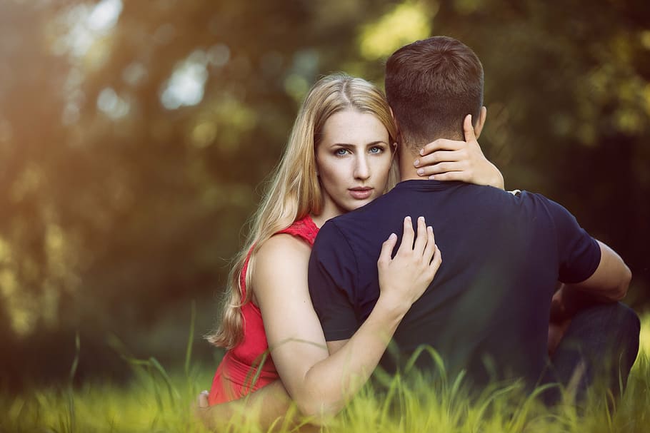 home, dona, se senti, verd, camp de gespa, durant el dia, romàntic, sort, unió, connexió, dos, tendresa, romanç, amants, feliç, amor, per dos, sentiments, relació, lleialtat, petó, parell, dues persones, parella heterosexual, abraçada, adult, mare, gent, afectuós, adult jove, parella - relació, homes, emoció, home jove, dones joves, dones, planta, emoció positiva, herba, mascles, estils de vida, naturalesa, arbre, parella jove, cabell, a l'aire lliure, cites, coquetejar, pentinat, 5K